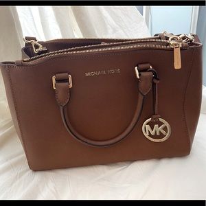 Michael Kors brown bag w/ handles and gold hardware (perfect condition)